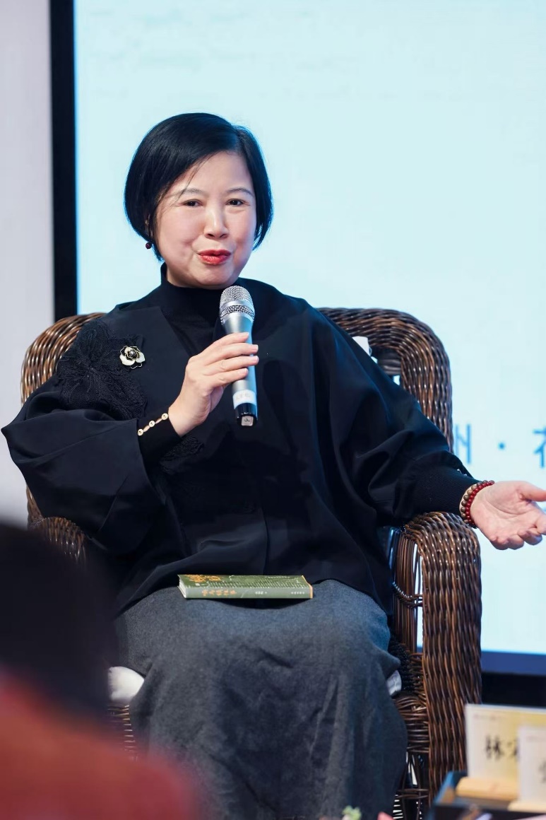 穿黑色衣服的人在打電話

AI 生成的內容可能不正確。