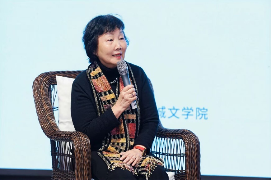 穿著西裝筆挺的男子坐在椅子上

AI 生成的內容可能不正確。