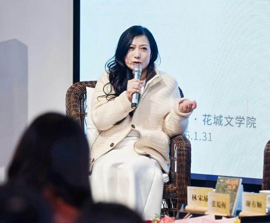 女人坐在椅子上

AI 生成的內容可能不正確。