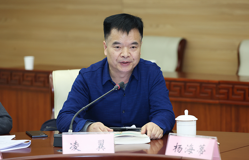長篇報告文學《大江長卷》作者凌翼在會上致答謝辭