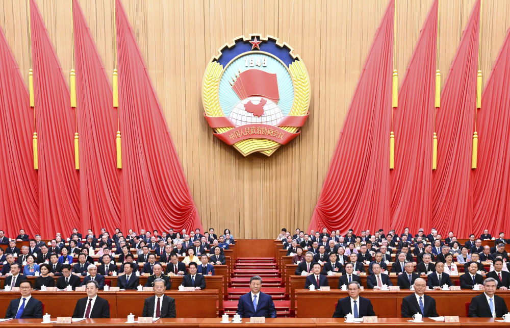 3月4日下午，中國人民政治協商會議第十四屆全國委員會第四次會議在北京人民大會堂開幕。這是習近平、李強、趙樂際、蔡奇、丁薛祥、李希、韓正在主席臺就座。新華社記者 燕雁 攝