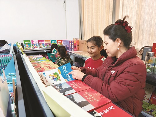 店員買合木提汗·司地克向學生介紹圖書