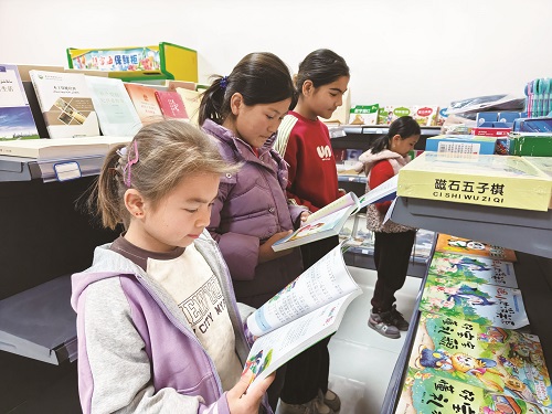 當地學生在達里雅布依鄉分店翻閱圖書