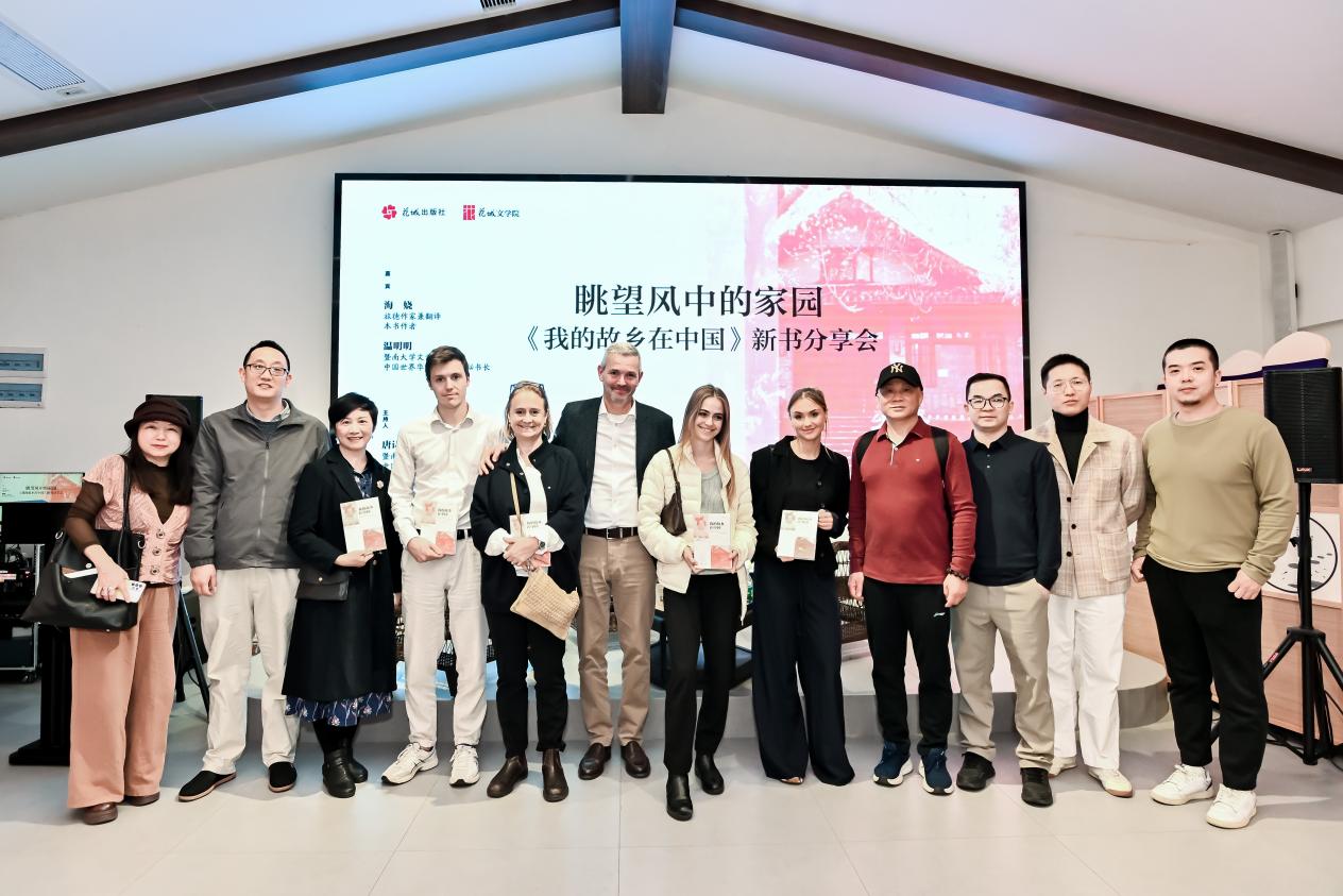 海嬈、溫明明、唐詩(shī)人等與多洛絲后人一行合影
