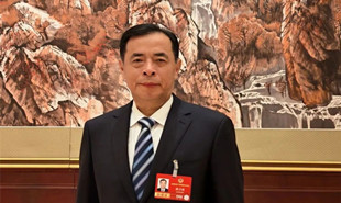 全國政協(xié)委員、中國作家協(xié)會(huì)主席團(tuán)委員滕貞甫