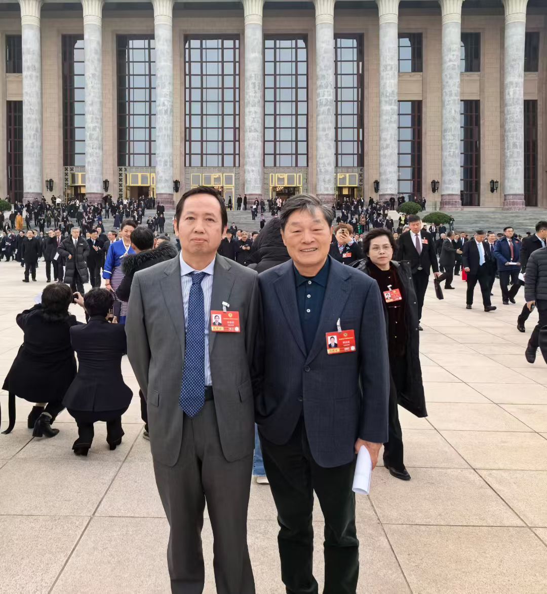 全國政協委員、北京十月文藝出版社總編輯韓敬群，全國政協委員、湖北省文聯名譽主席熊召政