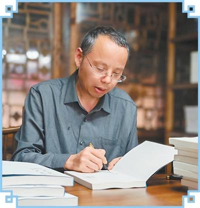 歐陽黔森在為讀者簽書。  　　受訪者供圖