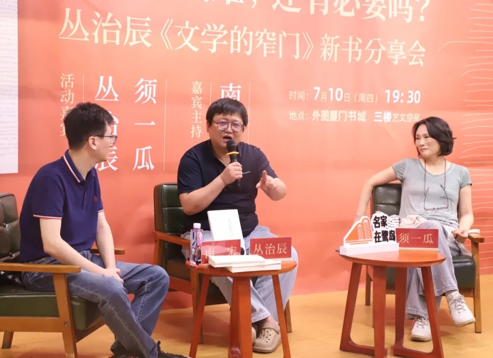 文學(xué)那么難，還有必要嗎？　　八九十年代大家那樣熱愛(ài)閱讀，會(huì)在書(shū)店外排很長(zhǎng)的隊(duì)，就為了買(mǎi)一套新出的國(guó)外翻譯叢書(shū)，但今天可能不會(huì)出現(xiàn)這種場(chǎng)景了……[詳細(xì)]