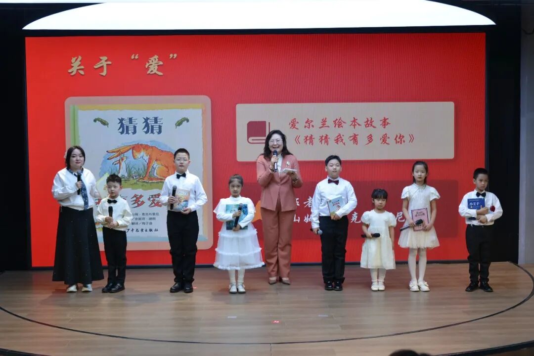 主持人靜言和孩子們誦讀經(jīng)典