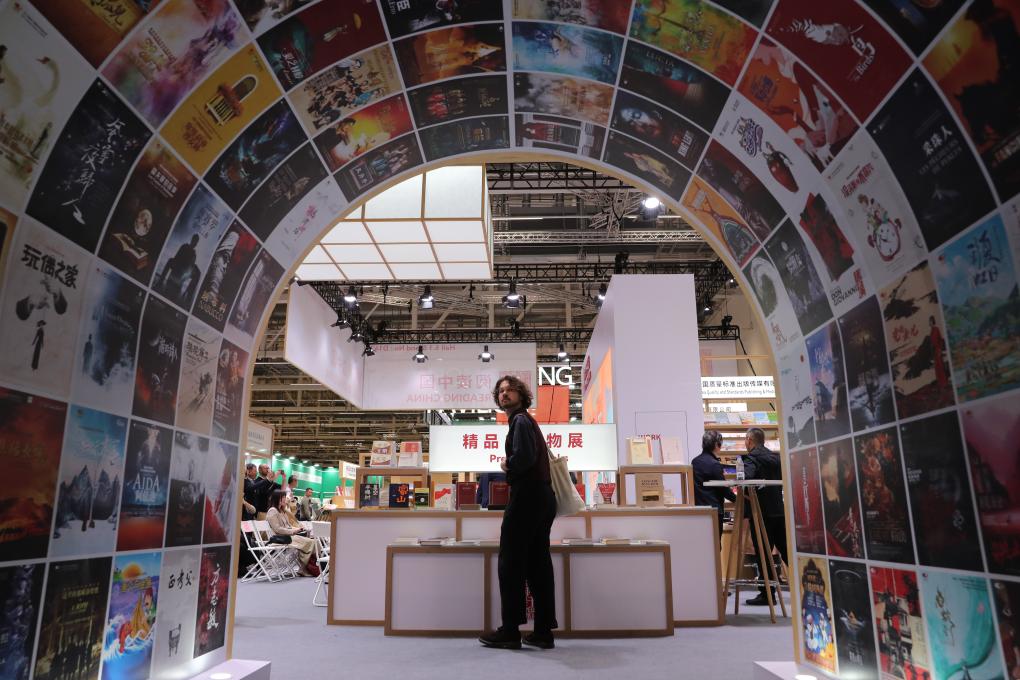 2025年10月15日，一名讀者在德國法蘭克福書展中國聯合展臺參觀。新華社記者 杜哲宇 攝