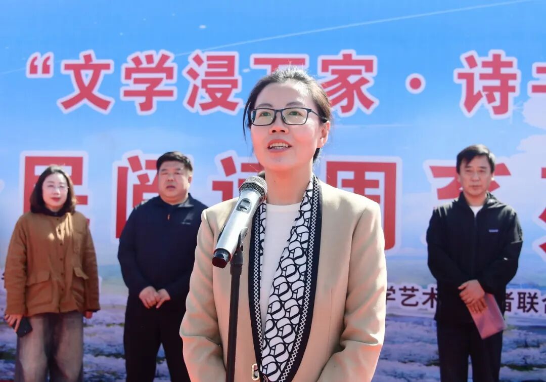 山西省作家協(xié)會黨組成員、駐會副主席張鳳鵑