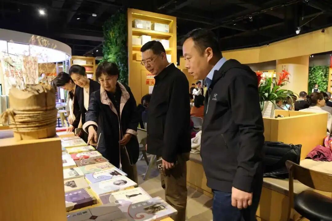 膠州市人大常委會副主任姜青華、膠州市文聯黨組書記、主席宋祥文等參觀膠州作家出版的作品