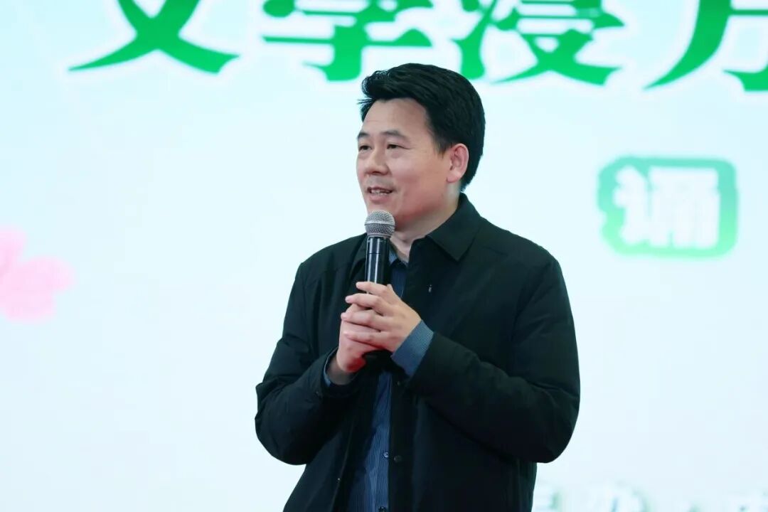 內(nèi)蒙古作家協(xié)會(huì)秘書(shū)長(zhǎng)叢龍瑞致辭