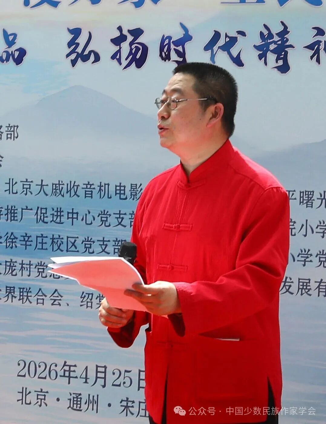 南街書屋負(fù)責(zé)人劉征主持讀書會