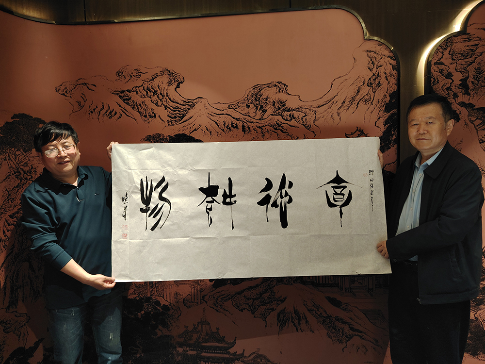 毛曉春老師向山東農業大學捐贈書法作品