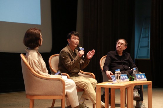 上圖講座現(xiàn)場，左起依次是主持沈祎；歌手、收藏家張信哲；復旦大學新聞學院教授顧錚。