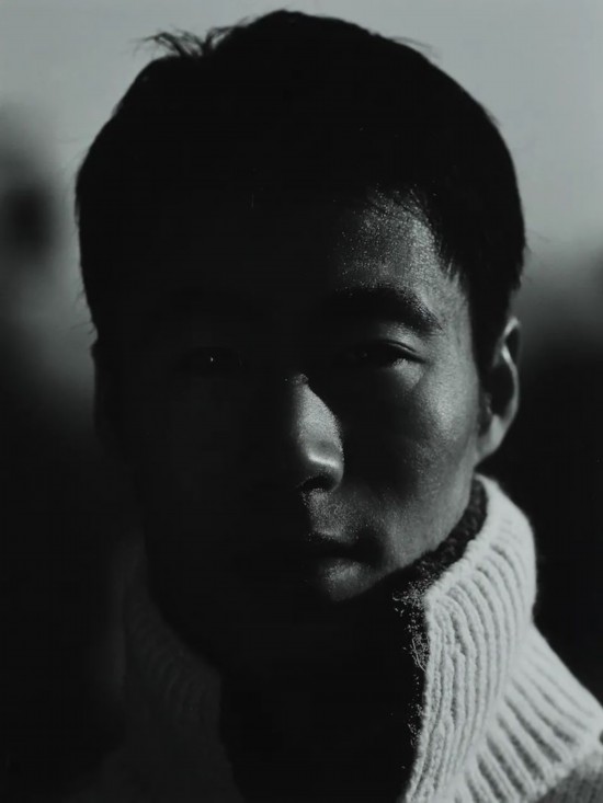 逄小威《王勵勤》96x72cm&nbsp;攝影 2006年12月22日&nbsp;中華藝術宮（上海美術館）藏