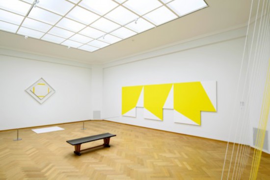 海牙藝術博物館“移動的蒙德里安”展覽現場，蒙德里安作品與當代藝術家作品并陳。